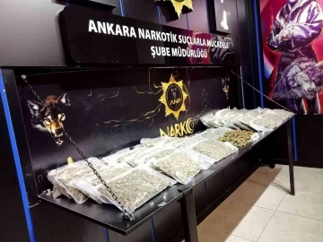 Sargı bezi yüklü tırdan 12 kilo esrar çıktı