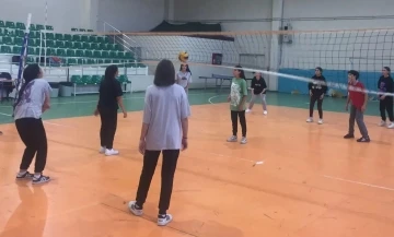 Sarıgöl’de voleybol kursu açıldı