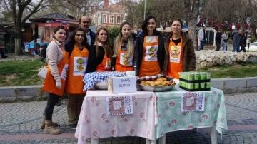 Sattıkları lokmaların geliriyle depremzede aileye konteyner alacaklar
