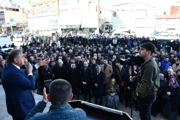 Seçim ofisi açılışı mitinge dönüştü
