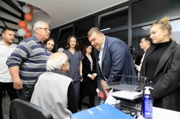 Seferihisar’da emeklilerin hesabına 2 bin TL yatırıldı
