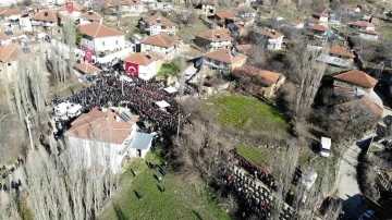 Şehidin kız kardeşi ağabeyini merasim kılıcı ile uğurladı
