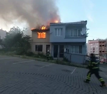 Şehir merkezinde metruk bina alev alev yandı
