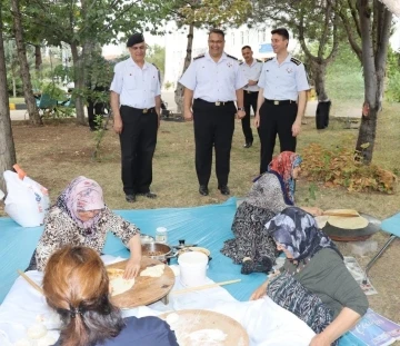 Şehit anneleri, yaptıkları gözlemeleri jandarma personeline ikram etti
