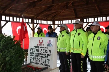 Şehit polis Fethi Sekin kabri başında anıldı
