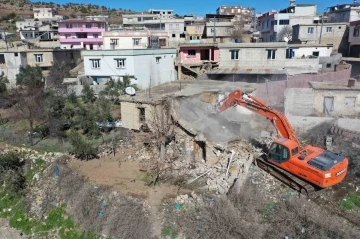 Şehitkamil’deki ağır hasarlı yapıların yıkımına başlandı
