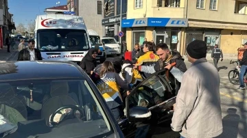 Şehrin göbeğinde korkutan kaza: Yaralının yakını olay yerinde fenalık geçirdi
