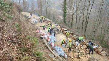 Sel afetini yaşayan orman köylüsü, depremzedelere yakacak odun hazırladı
