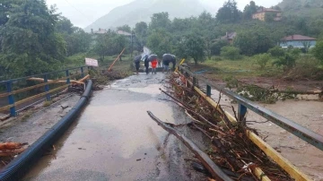 Sel felaketinde 18 ev tahliye edildi, köprünün bir bölümü yıkıldı
