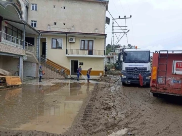 Sel mağduru ilçelerde çalışmalar sürüyor
