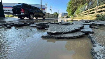 Sel suları asfaltı yerinden söktü
