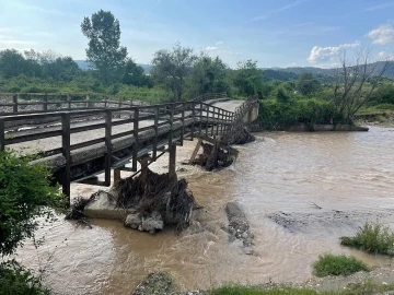 Sel suları köprüyü kullanılmaz hale getirdi
