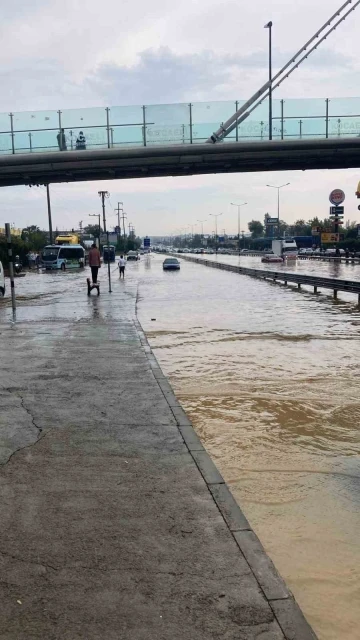 Sel suları yolu trafiğe kapattı, İstanbul’a D-100’den ulaşım kesildi
