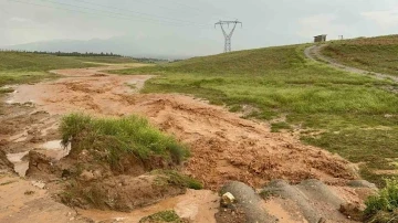 Sel sularının buzdolabı ve çamaşır makinesini sürüklediği anlar kamerada
