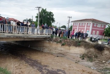 Sel sularının gelişini meraklı bakışlarla izlediler
