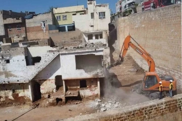 Sel ve depremden etkilenen yapılar bir bir yıkılıyor
