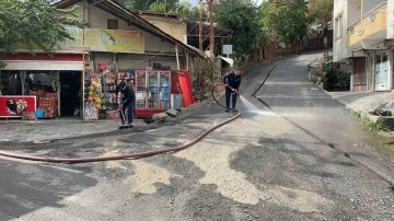 Selden sonra caddeler tazyikli suyla yıkandı
