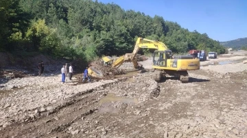 Sele kapılan iş makinasının enkazı günler sonra kurtarıldı
