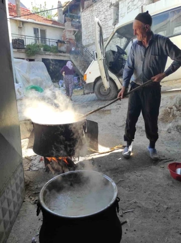 Selendi’de şifa kaynağı pekmez kaynatılmaya başlandı
