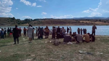 Serinlemek için baraja giren 3 kişi boğularak can verdi
