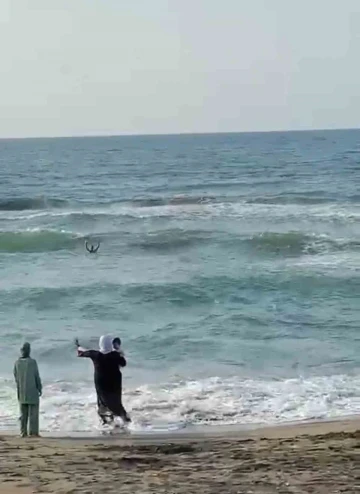 Serinlemek için girdi, boğulmaktan son anda kurtarıldı
