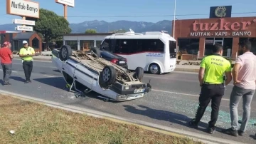 Şerit değiştiren kamyonete çarpan otomobil takla attı: 1 yaralı
