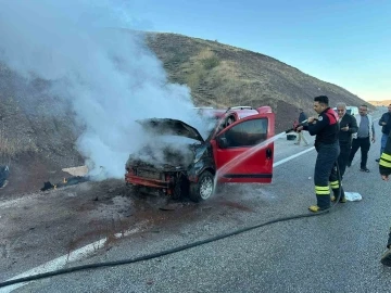 Seyir halindeki araç yandı
