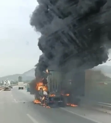 Seyir halindeki kamyonet alev alev yandı