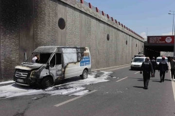 Seyir halindeki kamyonet cayır cayır yandı
