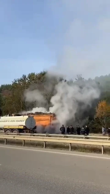 Seyir halindeki kamyonun lastikleri alev aldı
