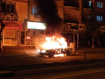 Adıyaman'da seyir halindeki otomobil alev topuna döndü