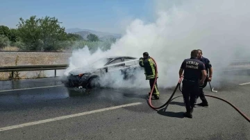 Seyir halindeki otomobil küle döndü
