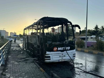 Seyir halindeki yolcu otobüsü alev alev yandı
