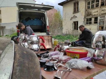 Seyyar kalaycı unutulmaya yüz tutmuş mesleğini şehir şehir dolaşarak yaşatıyor
