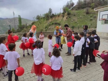 Seyyar tiyatro ekibi köy köy dolaşarak çocukların yüzünü güldürüyor
