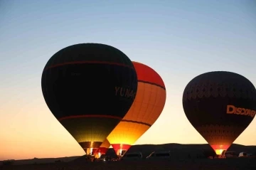 Sıcak hava balonları 15 Temmuz’da Türk bayrağı ve pankartlarla havalandı