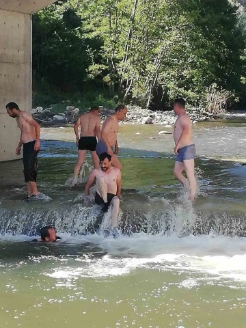 Sıcak havada böyle serinlediler
