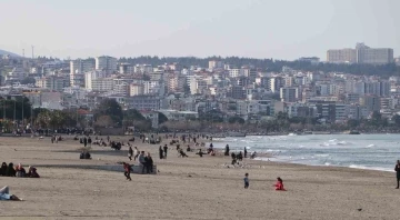 Sıcaklıkların 12 derece birden yükseldiği Samsun’da sahil ve parklar şenlendi