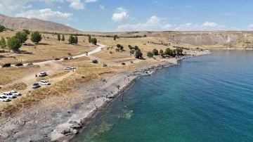 Sıcaktan bunalanlar kendilerini Van Gölü sahillerine attı
