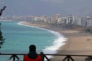 Şiddetli rüzgarla oluşan dalgalar falezleri dövdü, sahili beyaza bürüdü
