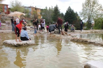 Şifalı kırmızı suya turist akını
