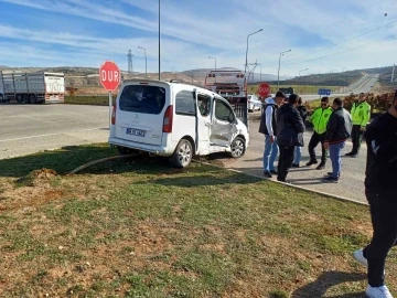 Siirt kamyonet ile hafif ticari araç çarpıştı: 1 yaralı
