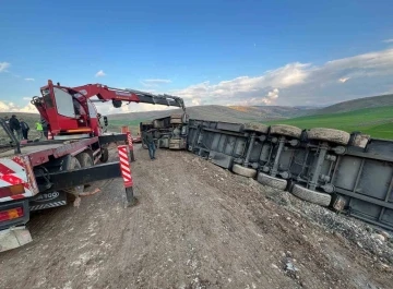 Siirt’te güneş paneli taşıyan tır devrildi: 1 yaralı
