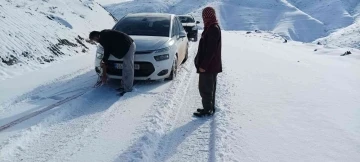 Siirt’te kar yolları kapattı, ekipler hasta çocuk için seferber oldu
