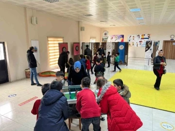 Siirt’te öğrenciler belediyenin spor tesisinde eğlenceli vakit geçiriyor
