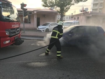 Siirt’te seyir halindeki otomobil alev aldı