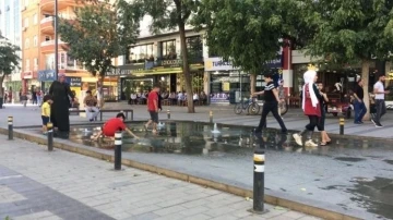 Siirt’te sıcaktan bunalan çocuklar fıskiyelerle serinledi
