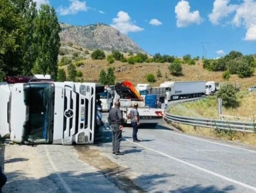 Siirt’te tır devrildi: Sürücü kazayı yara almadan atlattı
