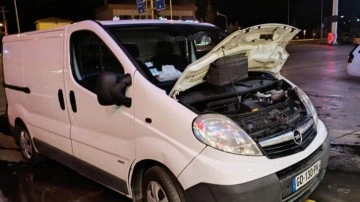 Sıkıştığı otomobilde yaklaşık 400 kilometre seyahat eden kediyi vatandaşlar kurtardı