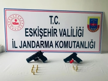 Silahlarını satamadan yakalandı
